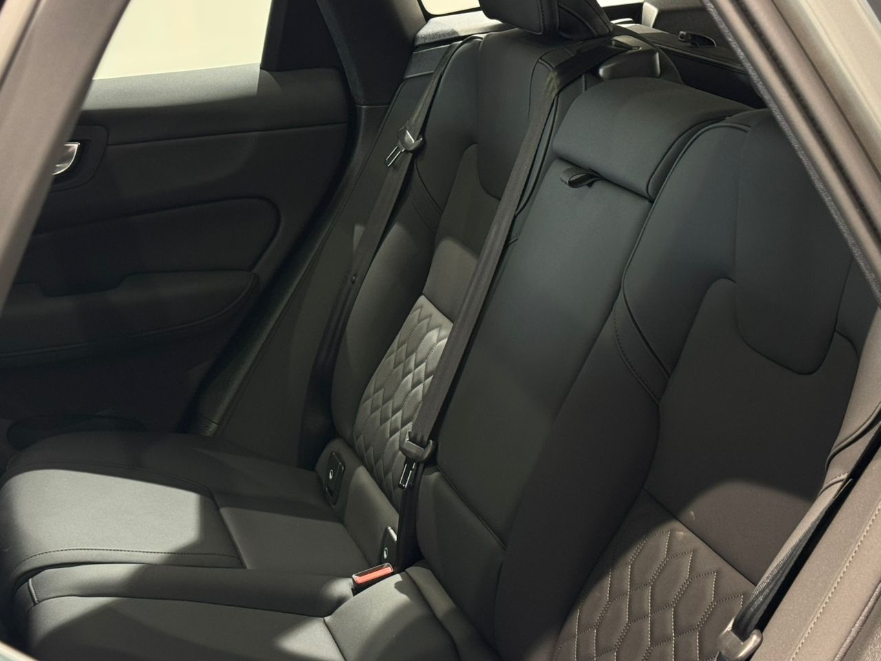 Volvo XC60 Ultra, T8 AWD Plug-in hybrid, Electric/Petrol, Dark