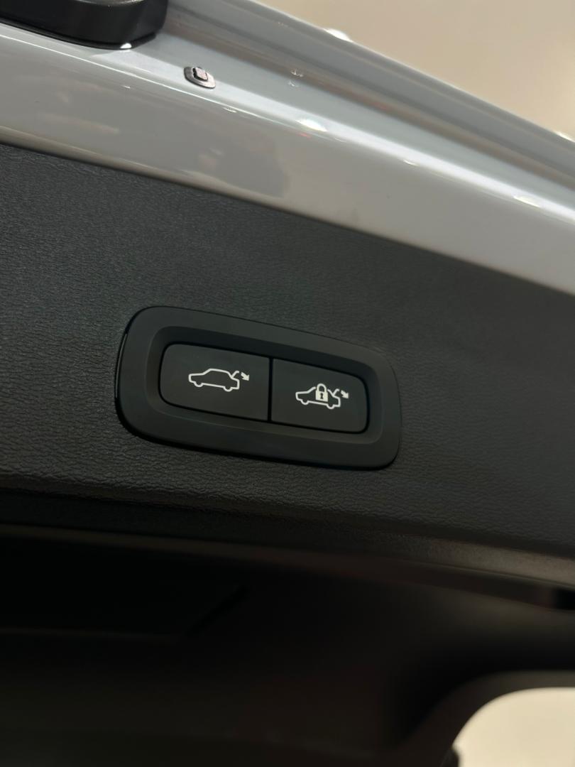 Volvo  Plus, B5 AWD Mild hybrid, Petrol, Dark