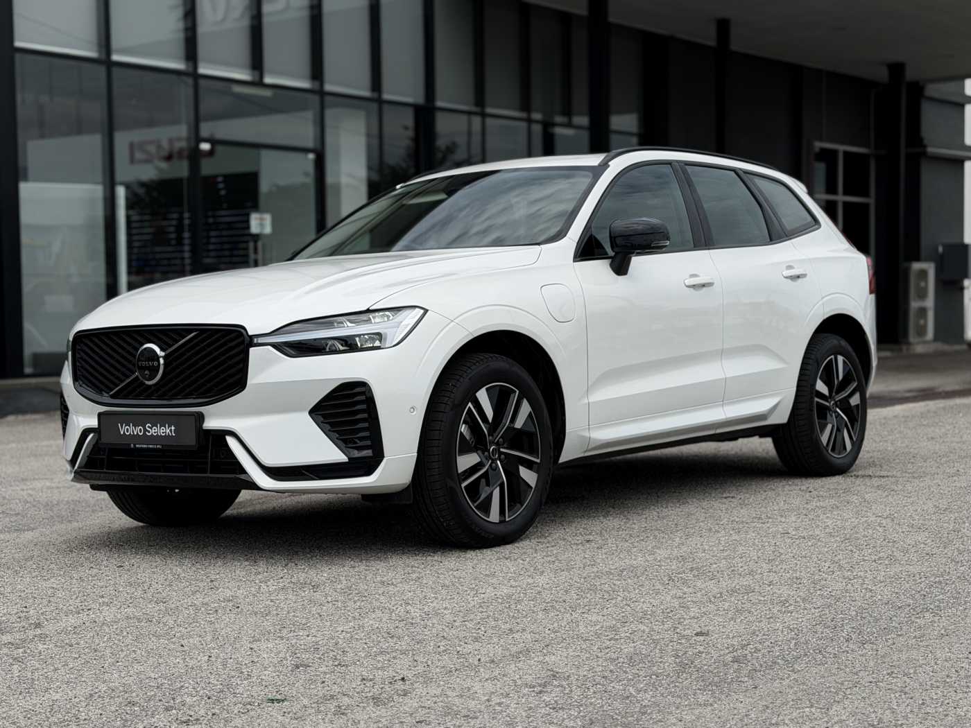 Volvo  XC60 Ultra, T8 AWD Plug-in hybrid, Electric/Petrol, Dark