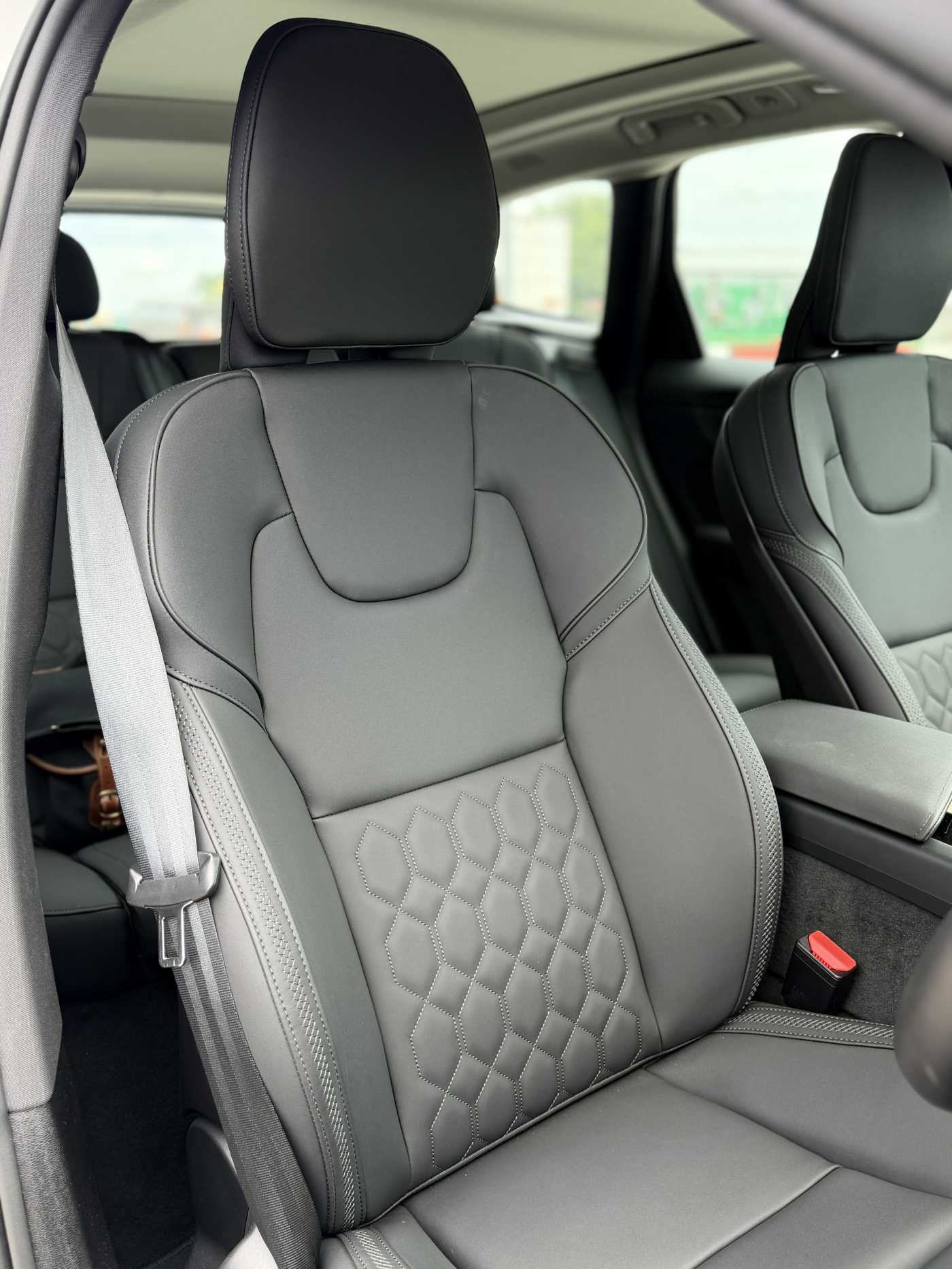 Volvo  XC60 Ultra, T8 AWD Plug-in hybrid, Electric/Petrol, Dark