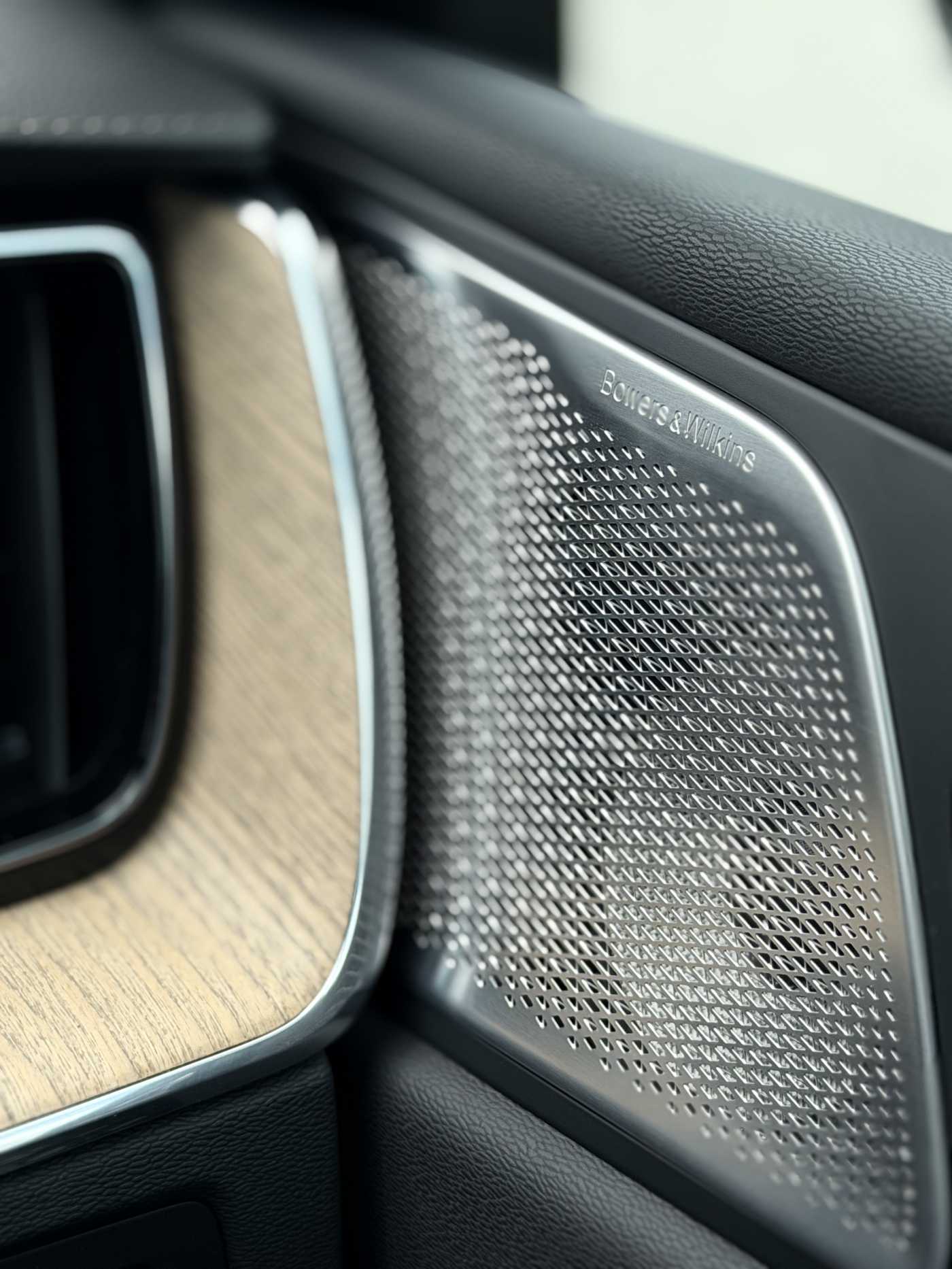 Volvo  XC60 Ultra, T8 AWD Plug-in hybrid, Electric/Petrol, Dark