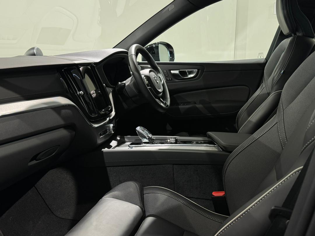 Volvo  XC60 Ultra, T8 AWD Plug-in hybrid, Electric/Petrol, Dark