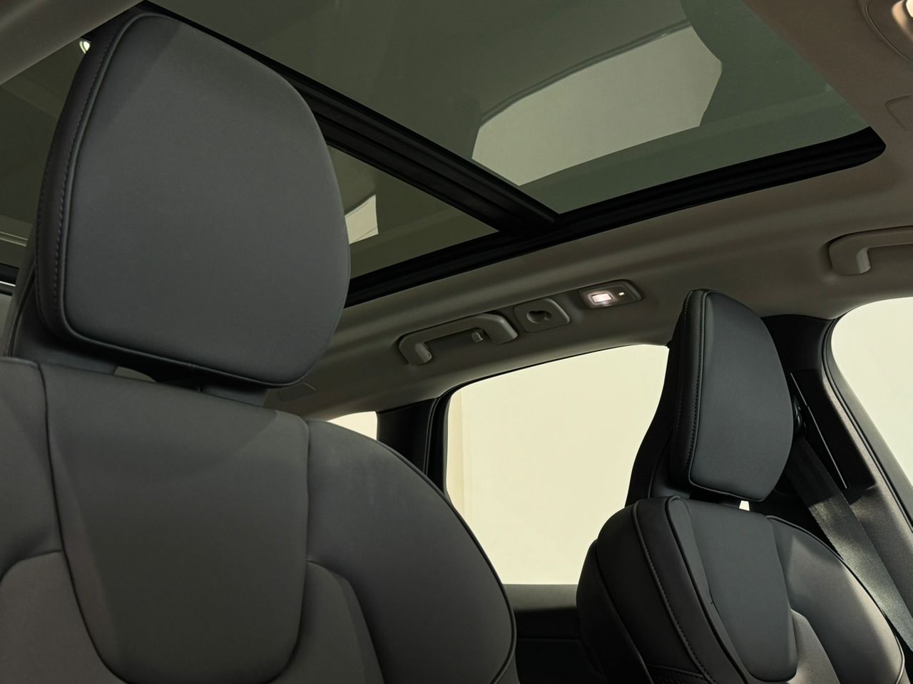 Volvo Ultra, T8 AWD Plug-in hybrid, Electric/Petrol, Dark