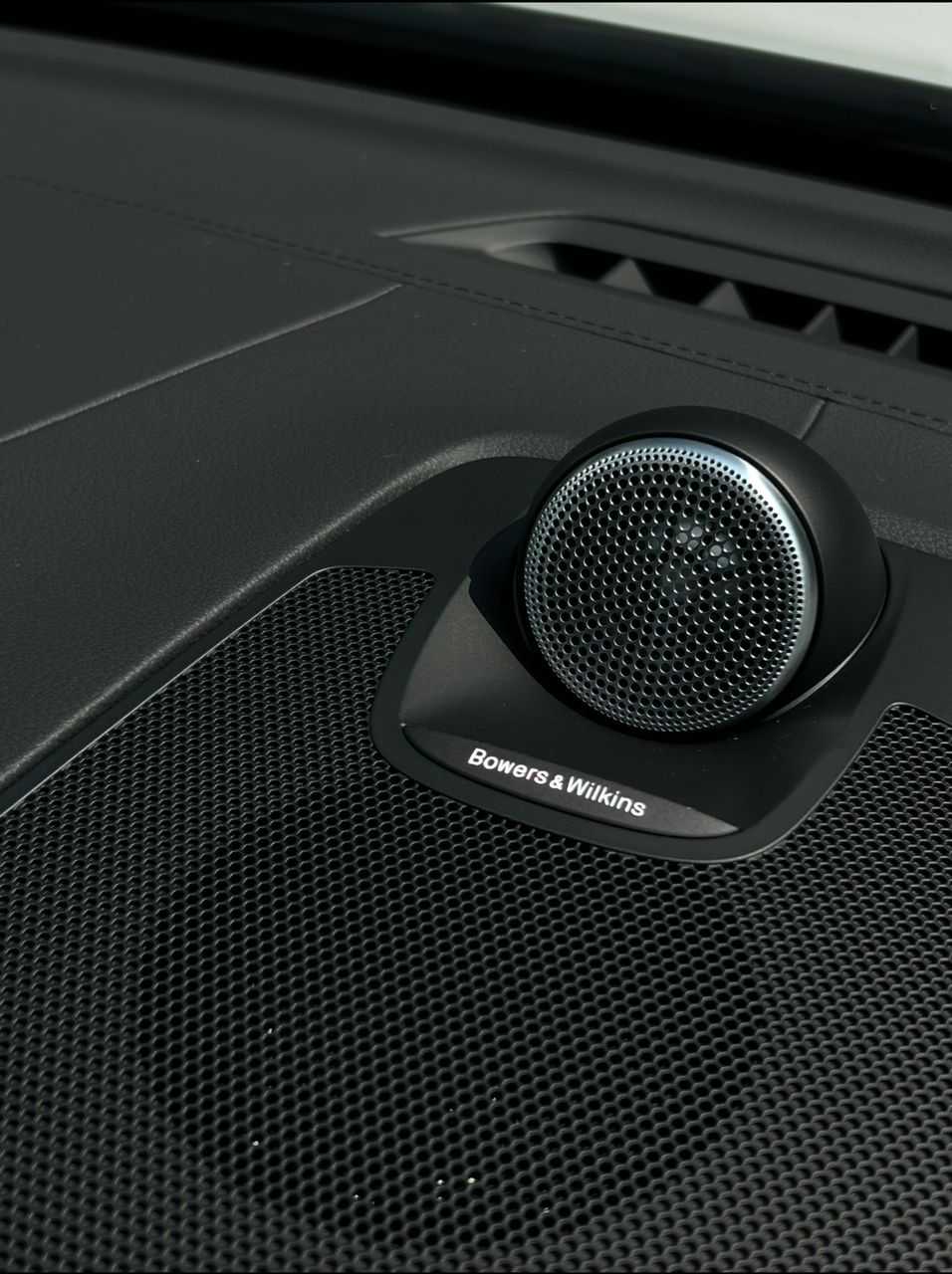 Volvo  Recharge Ultimate, T8 AWD Plug-in hybrid, Electric/Petrol, Dark